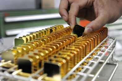 Giá vàng hôm nay: Chứng khoán và đồng đô la làm giảm giá vàng